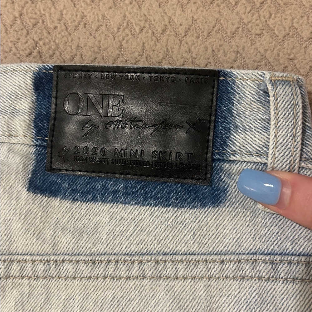 ONE X ONETEASPOON Light Wash Distressed Denim 2020 Mini Skirt Jean - Picture 6 of 6